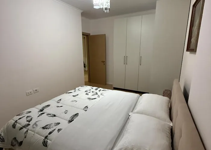 Nene Tereza Airport Apartment Valias