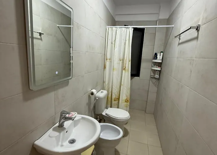 Nene Tereza Airport Apartment Valias