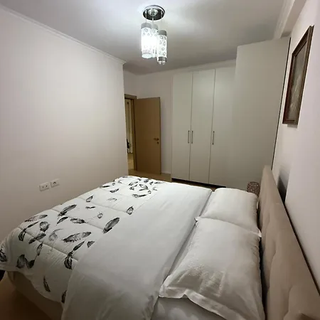 Nene Tereza Airport Apartman Valjiosi